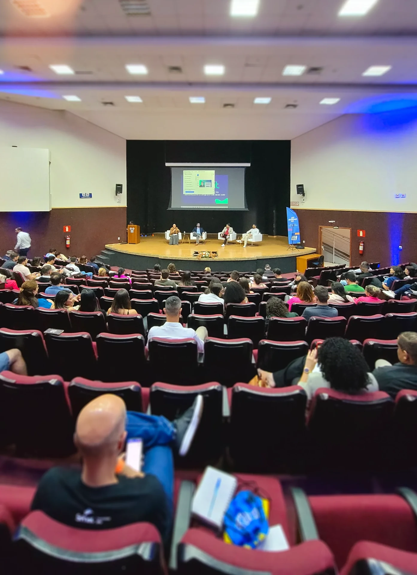 Auditório lotado durante palestra de Pedro Andrade